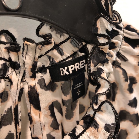 Express ruffle mock neck top in animal print - Picture 6 of 7